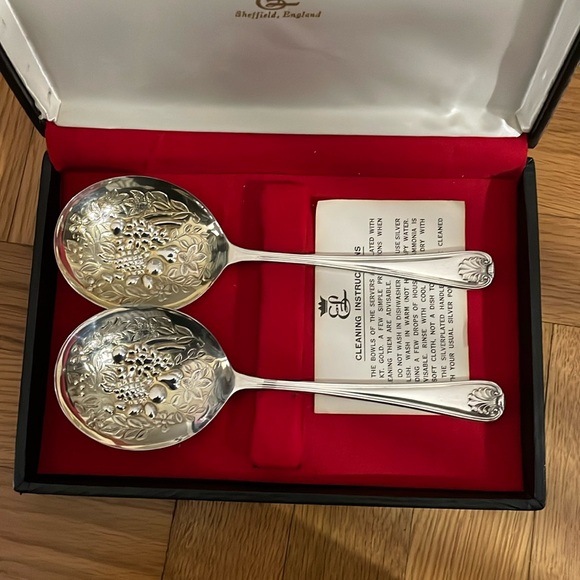 Vintage EL Eisenberg Lozano Sheffield England Repousse Fruit Bowl Spoons w/ Case - Picture 1 of 6